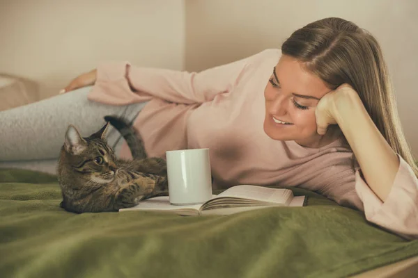 Hermosa Mujer Leyendo Libro Beber Café Pasar Tiempo Con Cat — Foto de Stock