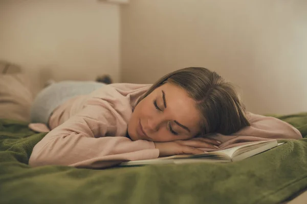 Bella Donna Addormentarsi Durante Lettura Libro Immagine Intenzionalmente Tonica — Foto Stock