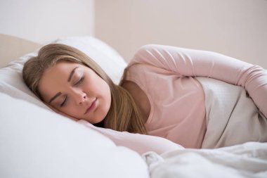Yatak odasında yatmak pijama güzel kadın.