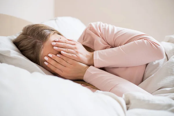 Mulher Triste Cobrindo Seu Rosto Enquanto Deitada Uma Cama — Fotografia de Stock