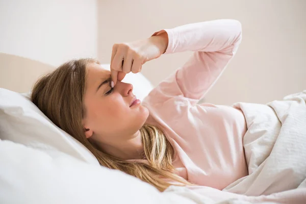 Vrouw Met Sterke Hoofdpijn Terwijl Liggend Slaapkamer — Stockfoto