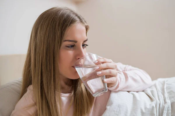 Krásná Žena Pitné Vody Probuzení Ráno — Stock fotografie