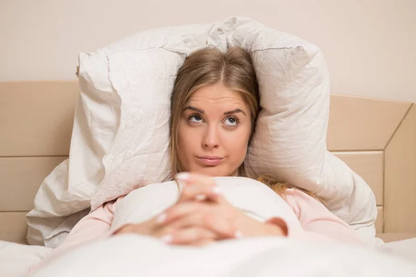 Kvinnan Har Problem Med Att Sova — Stockfoto