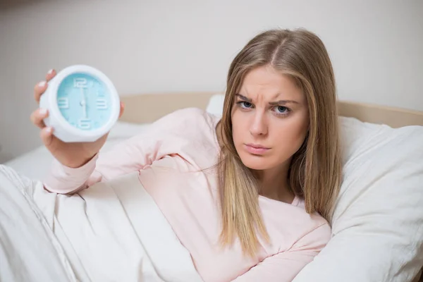 Mulher Irritada Pijama Segurando Despertador Cama — Fotografia de Stock