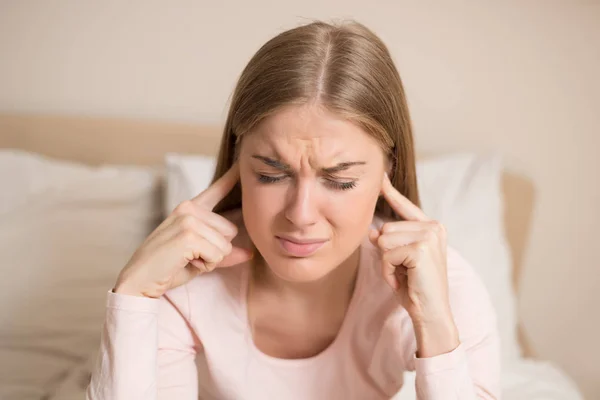 Donna Arrabbiata Disturbata Rumore Che Problemi Dormire — Foto Stock