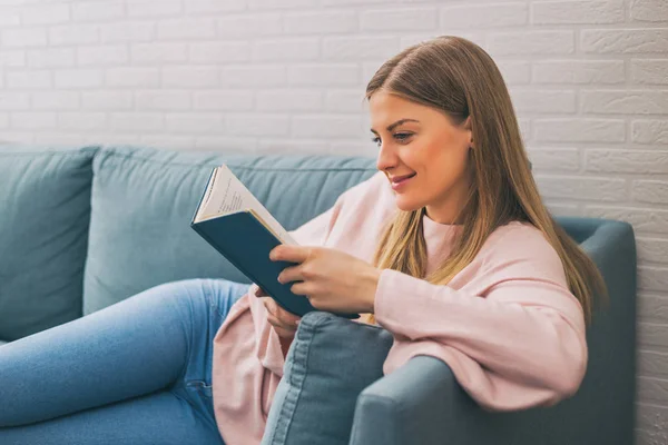 Belle Femme Aime Lire Livre Tout Étant Assis Sur Canapé — Photo