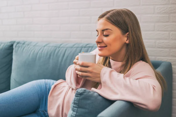 Hermosa Mujer Disfruta Beber Café Mientras Descansa Sofá Casa Image — Foto de Stock