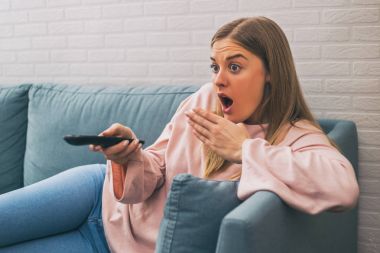 Genç kadın televizyonda bir şey gördüm ve o şok. Görüntü kasten tonda.
