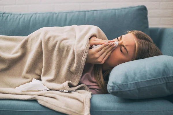 Mulher Exausta Com Febre Assoprando Nariz Imagem Intencionalmente Tonificada — Fotografia de Stock