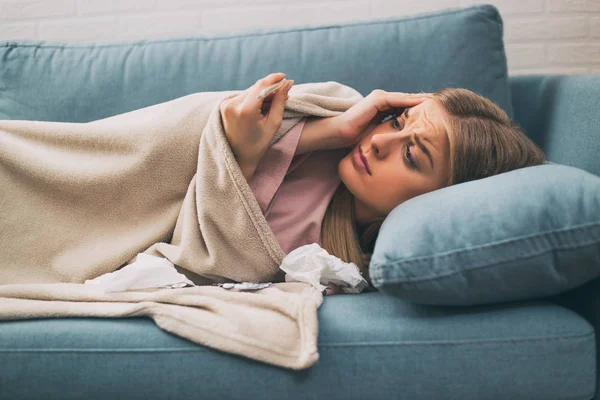 Donna Esausta Con Febbre Controllo Della Temperatura Immagine Intenzionalmente Tonica — Foto Stock