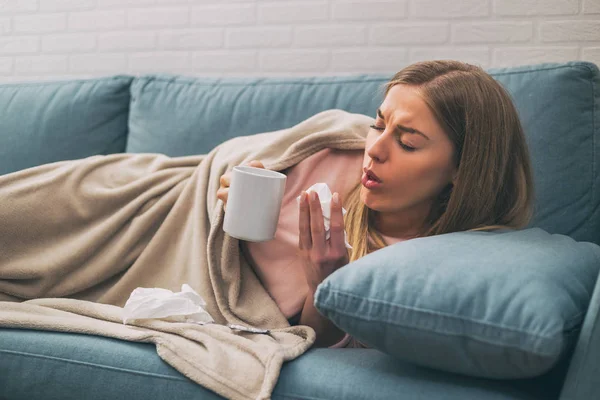 Uitgeput Vrouw Hoesten Thee Drinken Terwijl Het Hebben Van Koorts — Stockfoto