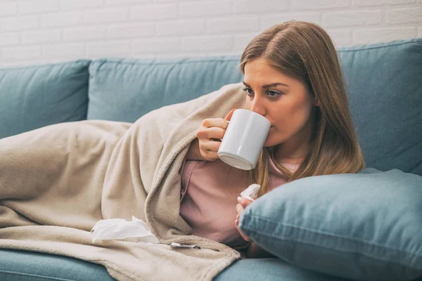 Femme Épuisée Ayant Fièvre Elle Boit Thé Image Est Intentionnellement — Photo