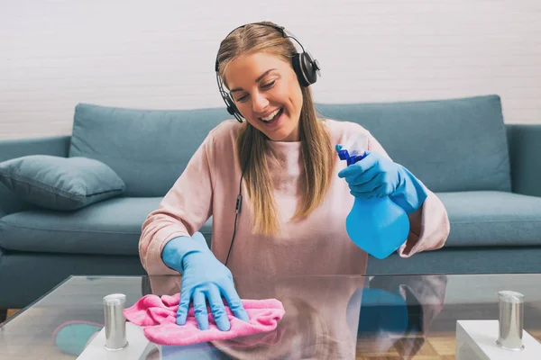 Glückliche Frau Mit Kopfhörern Die Musik Hört Während Sie Putzt — Stockfoto