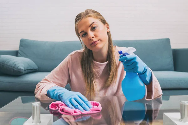 Hausfrau Ist Traurig Weil Sie Des Putzens Und Der Hausarbeit — Stockfoto