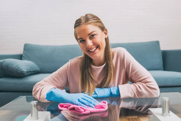 Schöne Frau Genießt Putzhaus Image Wird Absichtlich Getont — Stockfoto