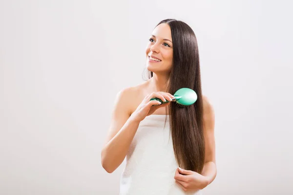 开朗的妇女刷牙她美丽的长发 — 图库照片
