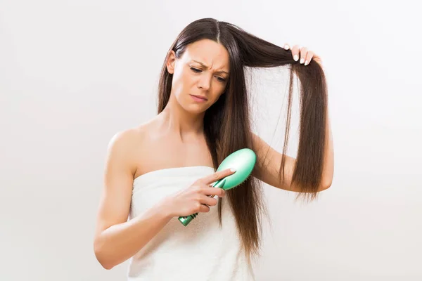 Imagen Una Mujer Enojada Cepillándose Pelo Sobre Fondo Gris — Foto de Stock