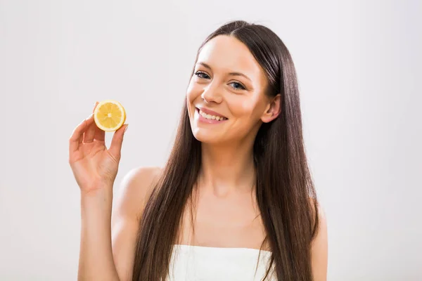 Krásná Bruneta Žena Držící Plátek Citronu — Stock fotografie