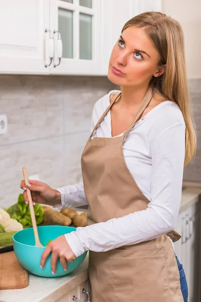 疲倦的主妇在她的厨房做膳食 — 图库照片