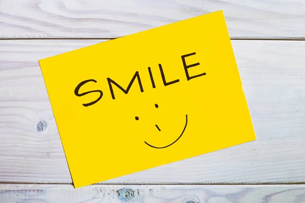 Sonrisa Palabra Cara Sonriente Mesa Madera Imagen Intencionalmente Tonificada — Foto de Stock