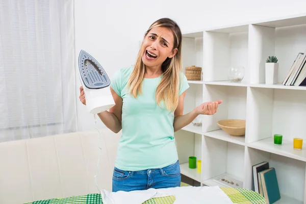 Verzweifelte Frau Hat Ihr Bügeleisen Beschädigt Und Ein Loch Ihr — Stockfoto