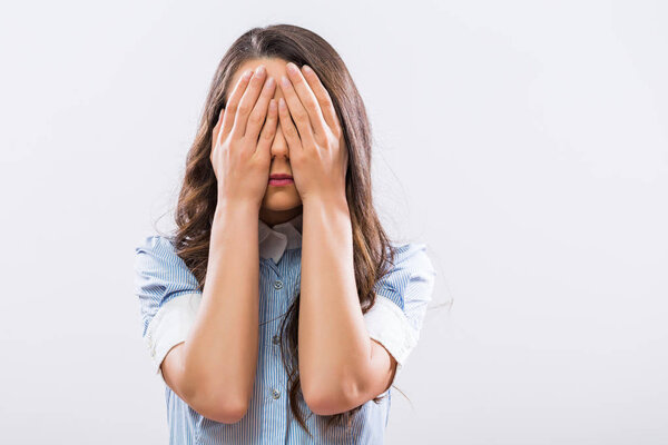 Изображение отчаявшегося бизнесмена, закрывающего лицо на сером фоне
.