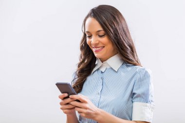 Telefonunuzun ve gri arka plan üzerinde güzel işkadını görüntüsünü.
