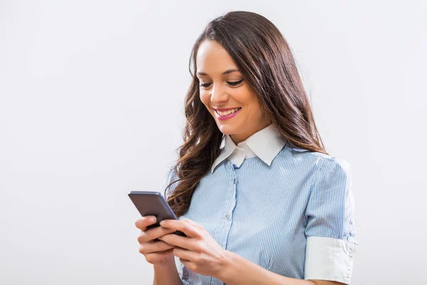 Imagen Una Hermosa Mujer Negocios Usando Teléfono Sobre Fondo Gris —  Fotos de Stock