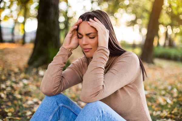 Mulher Triste Sentada Sozinha Parque — Fotografia de Stock