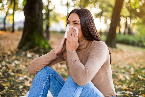 Vrouw Snuit Neus Terwijl Het Park Zit — Stockfoto