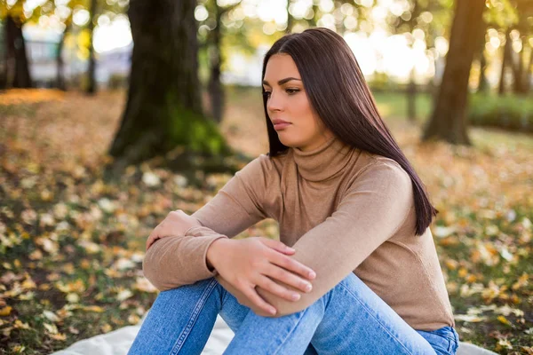 Triste Femme Assise Seule Dans Parc — Photo