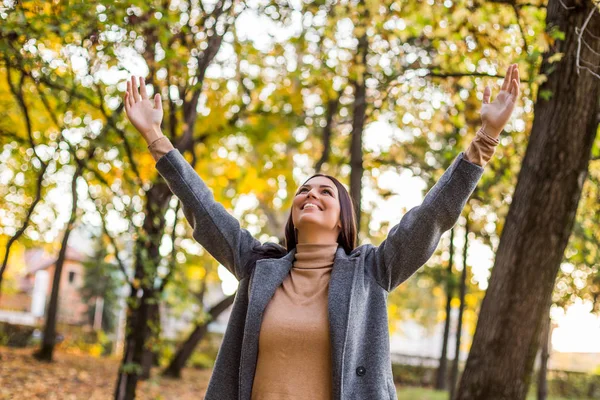 Hermosa Mujer Pie Parque Con Los Brazos Extendidos Disfruta Otoño — Foto de Stock