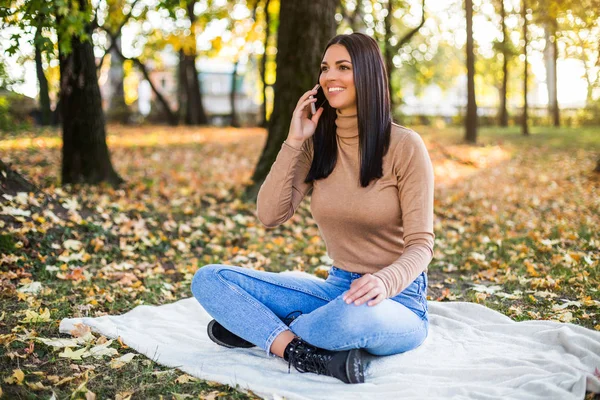 Piękna Kobieta Rozmawia Przez Telefon Siedząc Parku Cieszy Się Jesienią — Zdjęcie stockowe