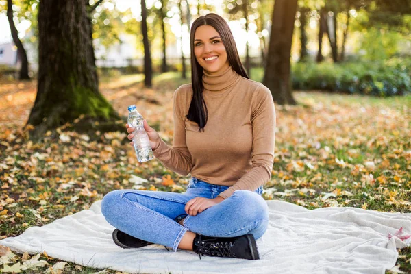 Hermosa Mujer Bebiendo Agua Mientras Disfruta Otoño Descansando Parque — Foto de Stock