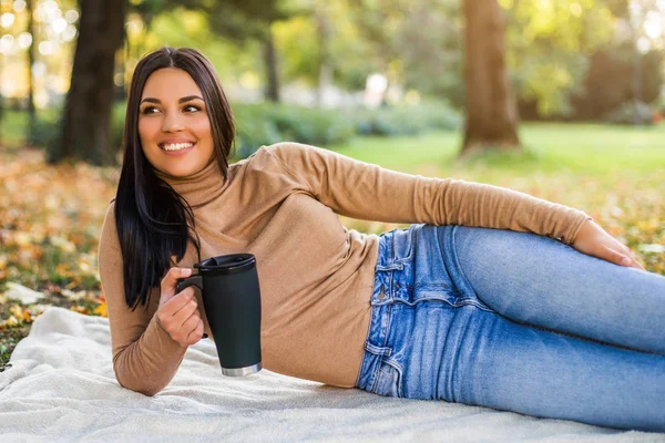 Hermosa Mujer Tomando Café Mientras Disfruta Otoño Parque — Foto de Stock