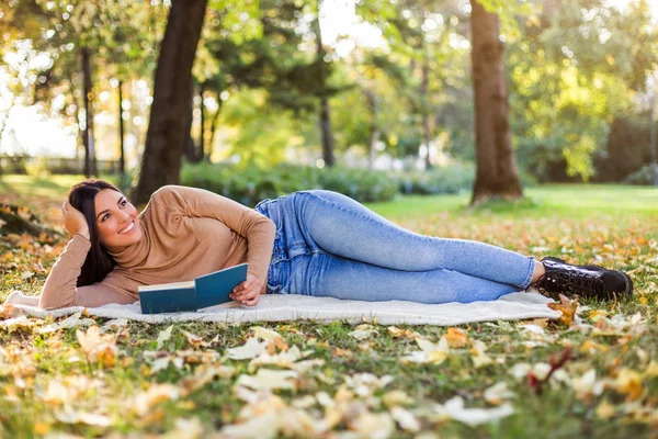 Güzel Bir Kadın Parkta Kitap Okuyor Sonbaharda Eğleniyor — Stok fotoğraf