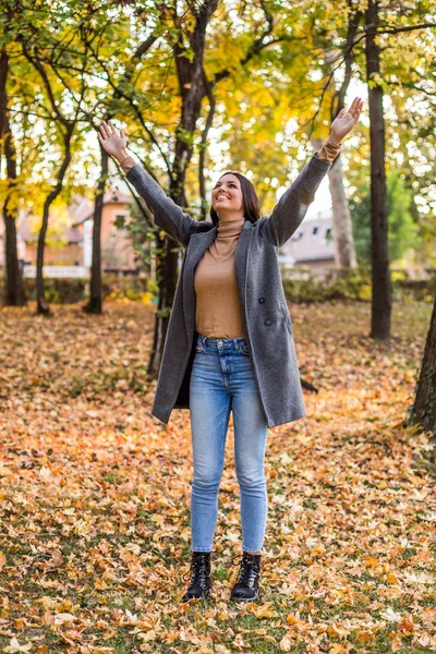 Piękna Kobieta Stoi Parku Wyciągniętymi Ramionami Cieszy Się Jesienią — Zdjęcie stockowe