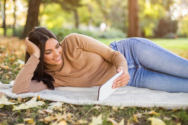 Piękna Kobieta Używa Tabletu Parku Cieszy Się Jesienią — Zdjęcie stockowe