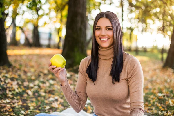 Krásná Žena Jíst Jablko Zatímco Těší Podzim Odpočinku Parku — Stock fotografie