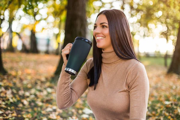 Hermosa Mujer Tomando Café Mientras Disfruta Otoño Parque — Foto de Stock