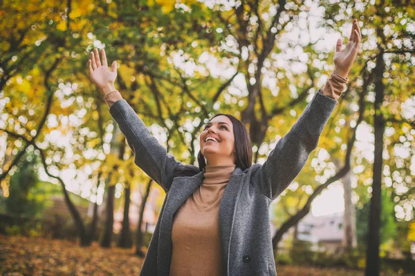 Hermosa Mujer Pie Parque Con Los Brazos Extendidos Disfruta Otoño — Foto de Stock