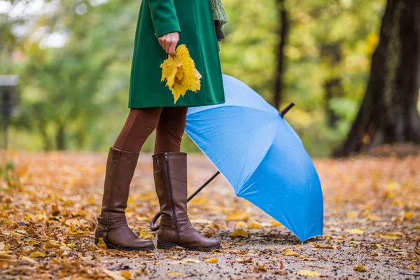 Cerca Foto Paraguas Mujer Botas Sosteniendo Hojas Otoño Mientras Está — Foto de Stock