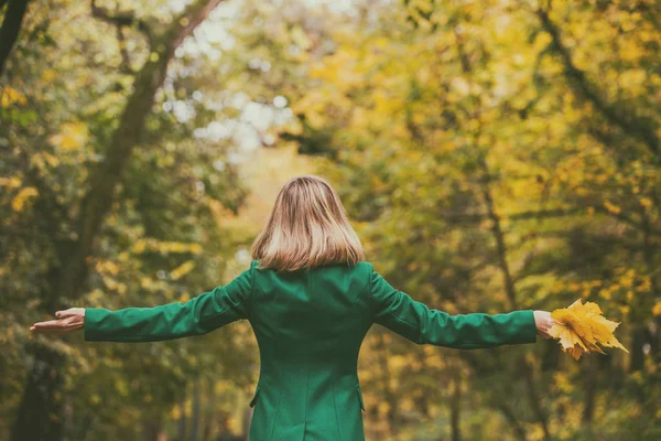 Mujer Con Los Brazos Extendidos Sosteniendo Hojas Otoño Disfruta Otoño — Foto de Stock