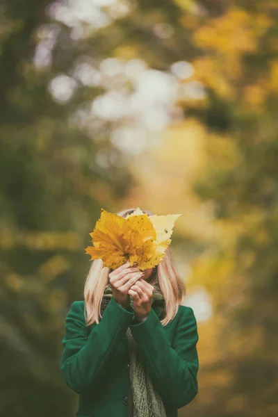 Vrouw Bedekken Haar Gezicht Met Herfst Bladeren Terwijl Geniet Herfst — Stockfoto