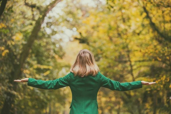 Woman Her Arms Outstretched Enjoys Autumn While Standing Park — Stock Photo, Image