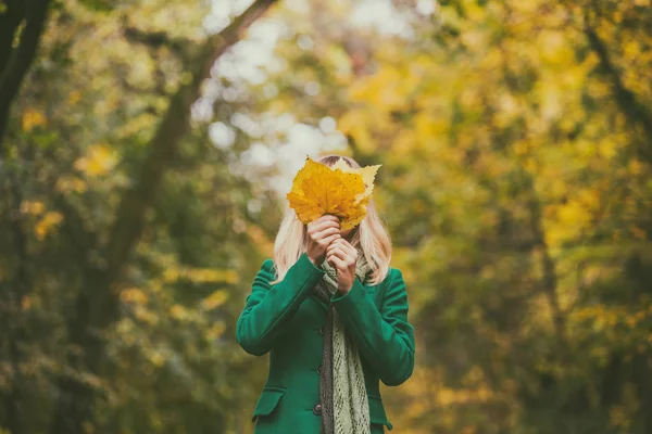 Vrouw Bedekken Haar Gezicht Met Herfst Bladeren Terwijl Geniet Herfst — Stockfoto