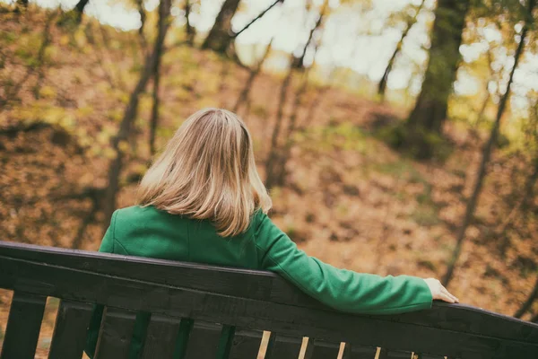 Donna Sola Seduta Una Panchina Nel Parco — Foto Stock