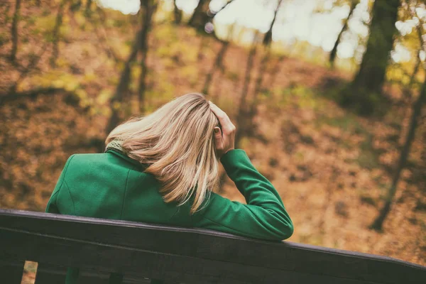 Mulher Triste Sentado Banco Parque — Fotografia de Stock