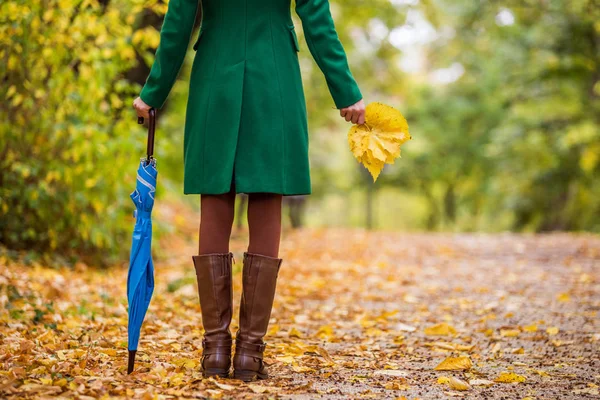 Mujer Con Botas Sosteniendo Paraguas Hojas Otoño Mientras Está Pie — Foto de Stock