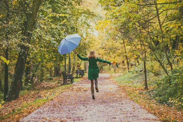 Kezében Esernyő Őszi Levelek Ugrás Közben Séta Parkban — Stock Fotó